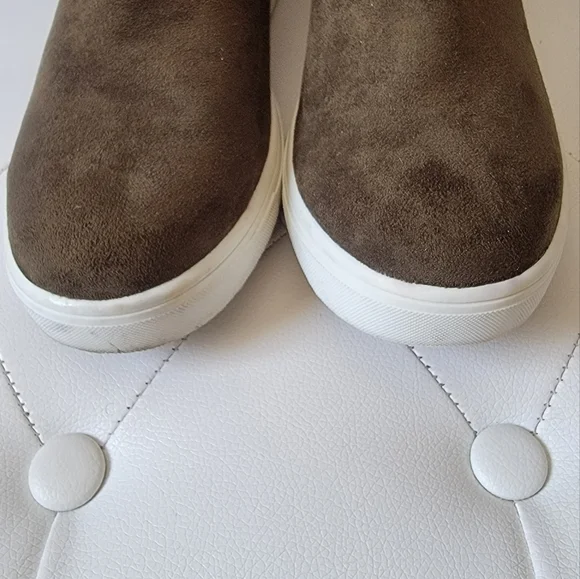 CUSHIONAIRE Women's Hero Hidden Wedge Sneaker Size 8 1/2M - Picture 7 of 15